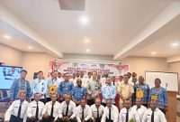 Bupati Deiyai Melkianus Mote, S.T., bersama 25 peserta dan jajaran penyelenggara berfoto bersama pada penutupan Diklat Pembentukan Jabatan Fungsional Auditor Ahli Pertama di Hotel Carmel Nabire, Kamis (1/10/2026).