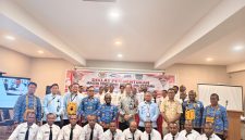 Bupati Deiyai Melkianus Mote, S.T., bersama 25 peserta dan jajaran penyelenggara berfoto bersama pada penutupan Diklat Pembentukan Jabatan Fungsional Auditor Ahli Pertama di Hotel Carmel Nabire, Kamis (1/10/2026).