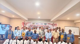 Bupati Deiyai Melkianus Mote, S.T., bersama 25 peserta dan jajaran penyelenggara berfoto bersama pada penutupan Diklat Pembentukan Jabatan Fungsional Auditor Ahli Pertama di Hotel Carmel Nabire, Kamis (1/10/2026).