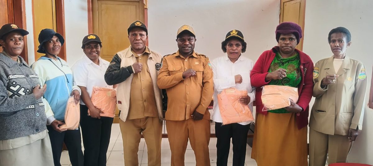 Kepala Dinas Perumahan dan Kawasan Permukiman Kabupaten Deiyai, Marselus Badii, S.IP., Sekretaris setelah menyerahkan seragam Dharma Wanita Persatuan kepada pengurus dan anggota DWP Unsur Pelaksana Dinas Perumahan dan Kawasan Permukiman, Senin (5/10/2026).
