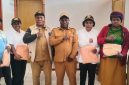 Kepala Dinas Perumahan dan Kawasan Permukiman Kabupaten Deiyai, Marselus Badii, S.IP., Sekretaris setelah menyerahkan seragam Dharma Wanita Persatuan kepada pengurus dan anggota DWP Unsur Pelaksana Dinas Perumahan dan Kawasan Permukiman, Senin (5/10/2026).