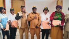 Kepala Dinas Perumahan dan Kawasan Permukiman Kabupaten Deiyai, Marselus Badii, S.IP., Sekretaris setelah menyerahkan seragam Dharma Wanita Persatuan kepada pengurus dan anggota DWP Unsur Pelaksana Dinas Perumahan dan Kawasan Permukiman, Senin (5/10/2026).