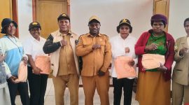 Kepala Dinas Perumahan dan Kawasan Permukiman Kabupaten Deiyai, Marselus Badii, S.IP., Sekretaris setelah menyerahkan seragam Dharma Wanita Persatuan kepada pengurus dan anggota DWP Unsur Pelaksana Dinas Perumahan dan Kawasan Permukiman, Senin (5/10/2026).
