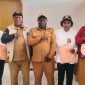 Kepala Dinas Perumahan dan Kawasan Permukiman Kabupaten Deiyai, Marselus Badii, S.IP., Sekretaris setelah menyerahkan seragam Dharma Wanita Persatuan kepada pengurus dan anggota DWP Unsur Pelaksana Dinas Perumahan dan Kawasan Permukiman, Senin (5/10/2026).