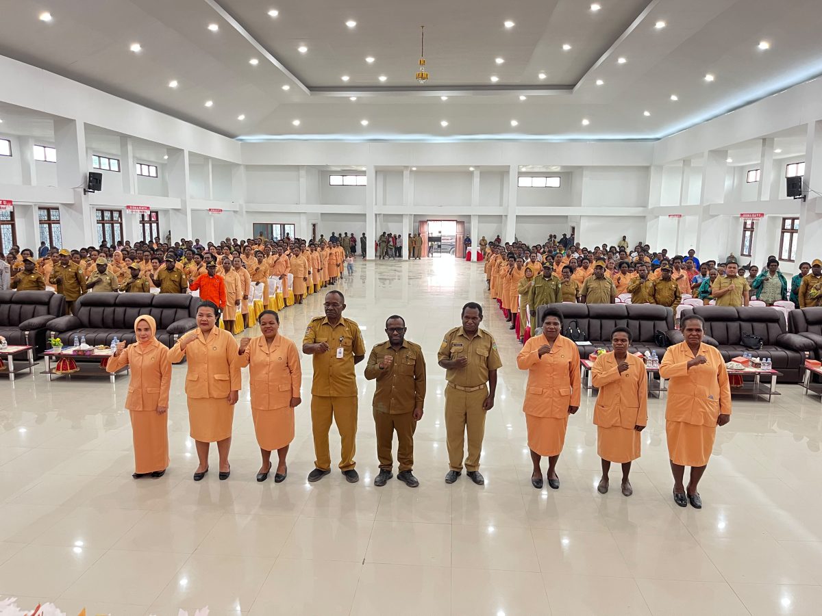Bupati Deiyai Melkianus Mote bersama Sekretaris Daerah Ambrosius Eria, Asisten III, Ketua DWP Kabupaten Deiyai Yustina M. Eria dan jajaran pengurus saat pengukuhan Ketua dan Pengurus DWP Unsur Pelaksana OPD se-Kabupaten Deiyai masa bakti 2024–2029, Selasa (6/10/2026).