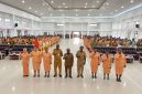 Bupati Deiyai Melkianus Mote bersama Sekretaris Daerah Ambrosius Eria, Asisten III, Ketua DWP Kabupaten Deiyai Yustina M. Eria dan jajaran pengurus saat pengukuhan Ketua dan Pengurus DWP Unsur Pelaksana OPD se-Kabupaten Deiyai masa bakti 2024–2029, Selasa (6/10/2026).