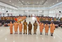 Bupati Deiyai Melkianus Mote bersama Sekretaris Daerah Ambrosius Eria, Asisten III, Ketua DWP Kabupaten Deiyai Yustina M. Eria dan jajaran pengurus saat pengukuhan Ketua dan Pengurus DWP Unsur Pelaksana OPD se-Kabupaten Deiyai masa bakti 2024–2029, Selasa (6/10/2026).