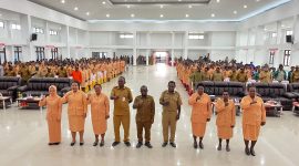Bupati Deiyai Melkianus Mote bersama Sekretaris Daerah Ambrosius Eria, Asisten III, Ketua DWP Kabupaten Deiyai Yustina M. Eria dan jajaran pengurus saat pengukuhan Ketua dan Pengurus DWP Unsur Pelaksana OPD se-Kabupaten Deiyai masa bakti 2024–2029, Selasa (6/10/2026).