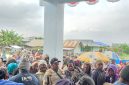 Masyarakat antri melakukan pendataan penerima bantuan sosial di tahun 2027 di halaman kantor dinas sosial kabupaten Deiyai. 