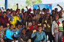 Foto bersama usai Seminar Penguatan Kapasitas Mahasiswa Baru dan Panitia Seminar dan Orientasi di Pantai TPI Nabire, 26/10/2026.