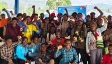 Foto bersama usai Seminar Penguatan Kapasitas Mahasiswa Baru dan Panitia Seminar dan Orientasi di Pantai TPI Nabire, 26/10/2026.