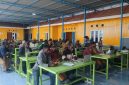 Kepala Bidang Perbendaharaan BPKAD Kabupaten Deiyai, Rustam Effendi, bersama para bendahara pengeluaran dan bendahara gaji dari seluruh OPD mengikuti pelatihan tata cara penginputan data gaji pegawai melalui Sistem Informasi Pemerintahan Daerah (SIPD) di Aula BPKAD Kabupaten Deiyai, Selasa (27/10/2026).