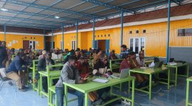 Kepala Bidang Perbendaharaan BPKAD Kabupaten Deiyai, Rustam Effendi, bersama para bendahara pengeluaran dan bendahara gaji dari seluruh OPD mengikuti pelatihan tata cara penginputan data gaji pegawai melalui Sistem Informasi Pemerintahan Daerah (SIPD) di Aula BPKAD Kabupaten Deiyai, Selasa (27/10/2026).