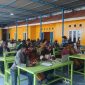 Kepala Bidang Perbendaharaan BPKAD Kabupaten Deiyai, Rustam Effendi, bersama para bendahara pengeluaran dan bendahara gaji dari seluruh OPD mengikuti pelatihan tata cara penginputan data gaji pegawai melalui Sistem Informasi Pemerintahan Daerah (SIPD) di Aula BPKAD Kabupaten Deiyai, Selasa (27/10/2026).